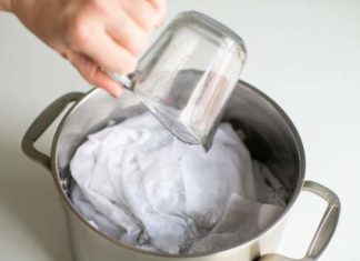 The Ultimate Guide to Washing Your Grease-Stained Apron: A Quick and Easy Method