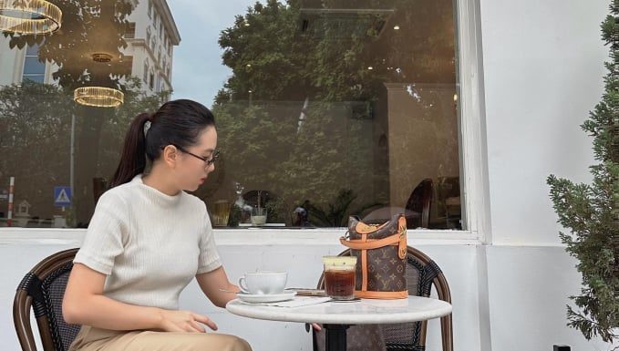 Captivating Chic: Emulate Mai Ngoc’s Effortless All-White Ensemble Formulas