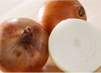 “The Ultimate Guide to Cleaning Your Grill with Onions: A Simple Yet Effective Trick”