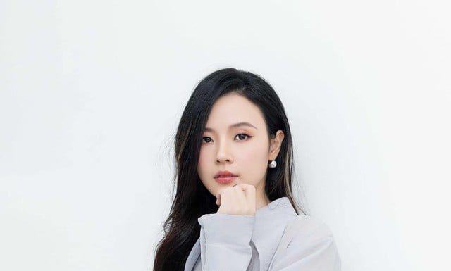 “Midu Exudes Femininity and Style, Defying Age with Her Timeless Look.”