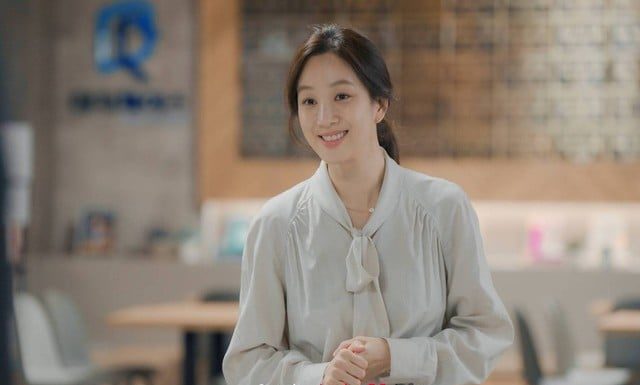 The Power of Elegance: A Korean Beauty’s Guide to Sophisticated Office Attire at 43