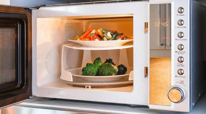 Should You Keep the Microwave Oven Door Open or Closed After Heating Food?