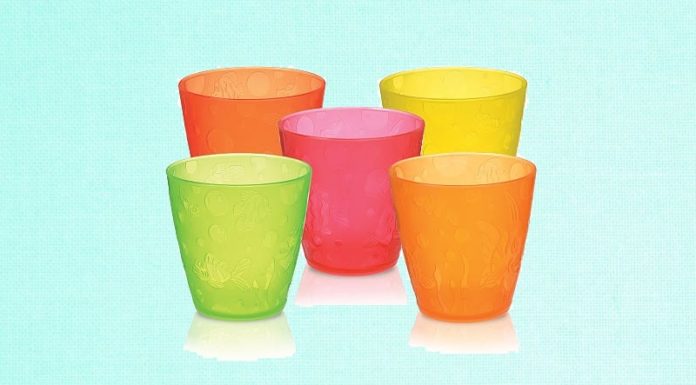 Should You Choose Plastic or Glass Cups?