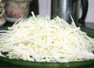 “The Ultimate Guide to Eating Celery: Tips and Tricks for a Tasty and Healthy Treat”