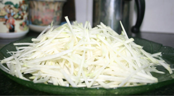 “The Ultimate Guide to Eating Celery: Tips and Tricks for a Tasty and Healthy Treat”