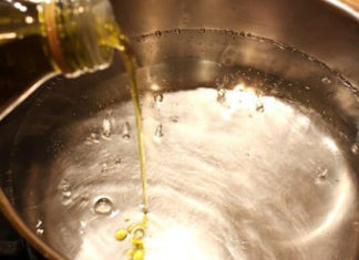 Should You Add Cooking Oil to the Pot When Boiling Noodles?