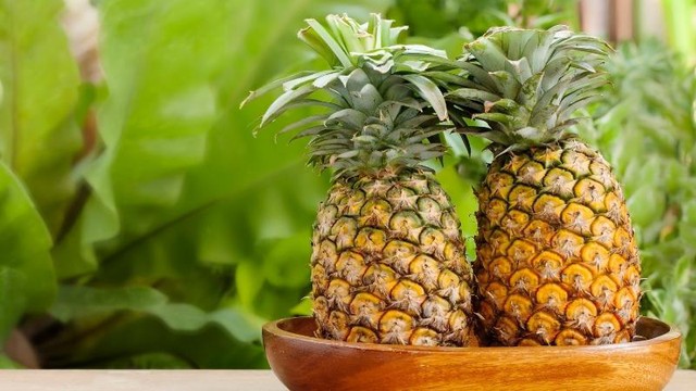 The Ultimate Guide to Picking the Perfect Pineapple: A Simple Trick for Sweet Success