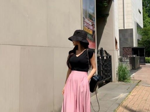 The Ultimate Guide: 4 Styles of Flattering Wide-Leg Pants for the Over-40 Fashionista