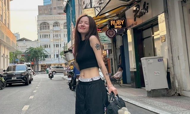 The Ultimate Style Guide: Mastering Wide-Leg Pants with Tips from Four Fashion Icons