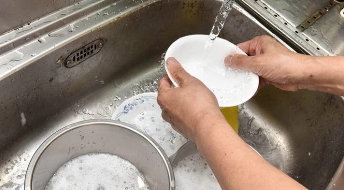“The Ultimate Guide to Dishwashing: Mastering the Art of Sparkling Clean Dishes”
