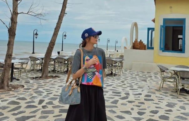 “The Ultimate Style Guide for U40 Women: How to Dress like Thanh Hang for Your Next Vacation Photoshoot”