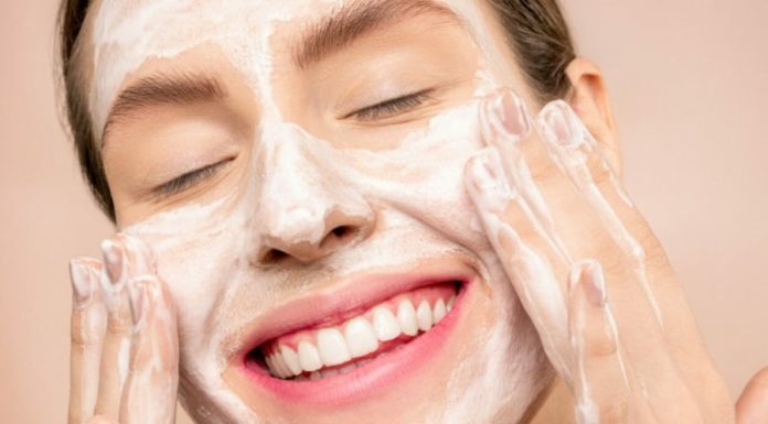 6 Skin-Drying Cosmetic Ingredients That May Exacerbate Your Wrinkles