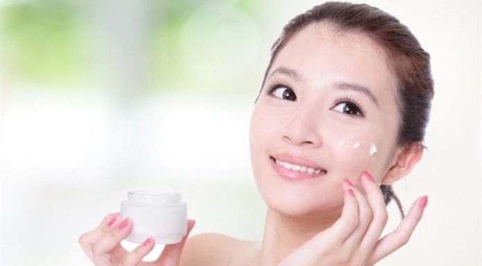 “The 3-Second Moisturizing Hack for Glowing Skin”