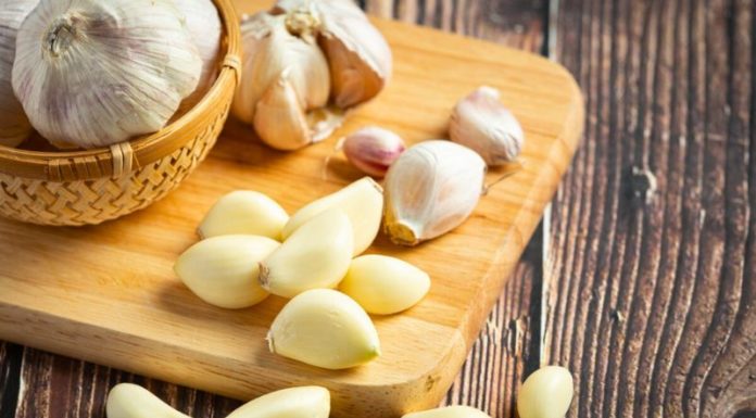 “The Ultimate Garlic Glow-Up: Unveil Brighter Skin with this Powerful Mask”