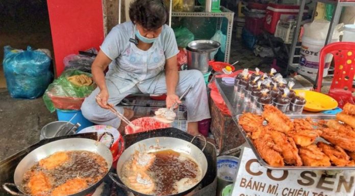 Tasty Fried Shrimp Bread: A Unique Treat at the Street Market on Doan Van Bo Street