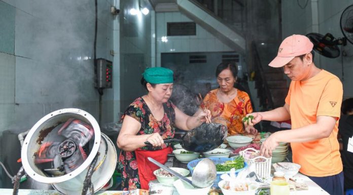 A Tasty Adventure: Indulging in the 40-Year-Old Pho Tai Legacy in Hanoi’s Hoang Mai District