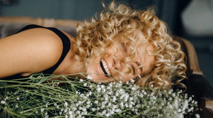 “The Ultimate Guide: Simple Tips to Maintain Curly Hair, Even While You Sleep”