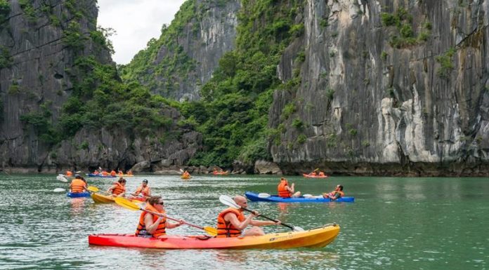 Kayaking Through the Majestic Tràng An Mountains: An Unforgettable Adventure