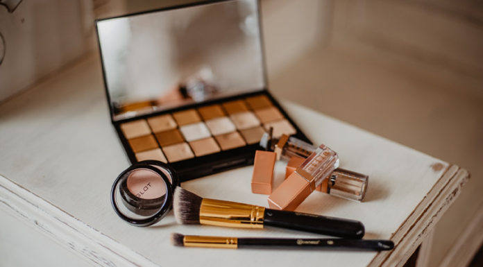 “Peach Perfect: Achieving the Flawless, Dewy Look Beloved by K-Pop Stars”