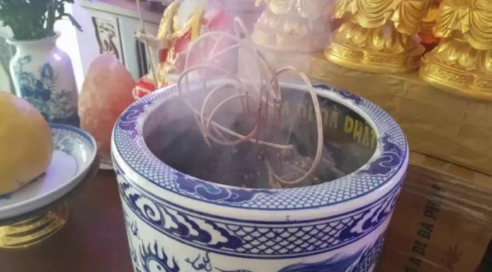 The Ultimate Guide to Ancestral Worship: Rituals for Cleaning Your Ancestral Altar and Trimming Incense Sticks