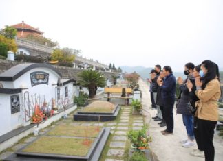 The Master Wordsmith’s Handbook: Enchanting Your Audience with Persuasive Copy