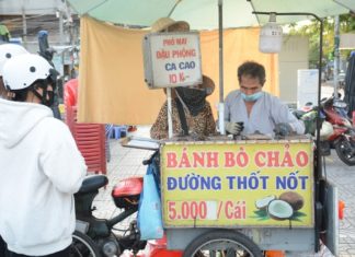 The Ultimate Guide to the Best Pan-Fried Baked Banh Bo: Get in Line for a Taste!