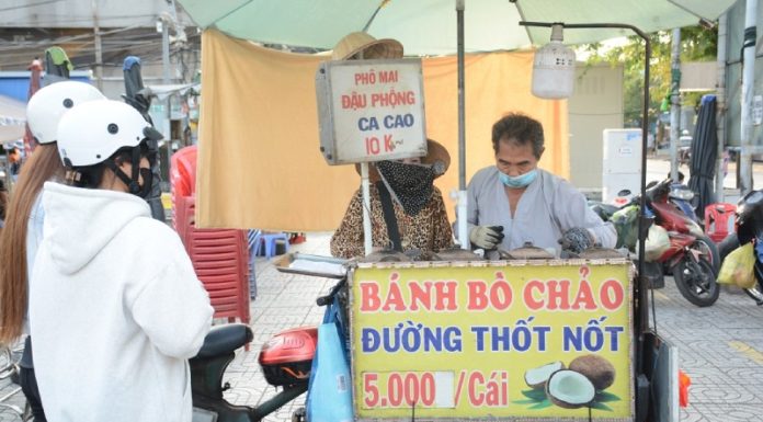 The Ultimate Guide to the Best Pan-Fried Baked Banh Bo: Get in Line for a Taste!