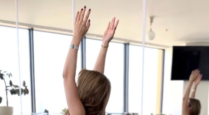 “4 Yoga Poses to Tone Up and Transform Your Body: Achieving a Slimmer Waistline”