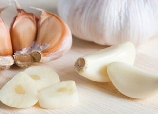 “The Ultimate Guide to Garlic: 2 Effective Ways to Relieve Bloating and Indulge this Holiday Season”