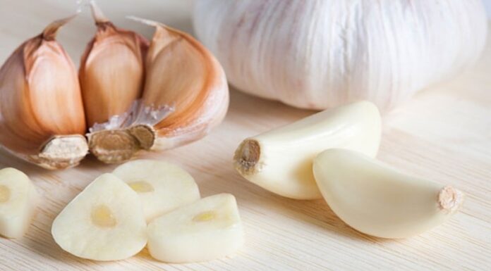 “The Ultimate Guide to Garlic: 2 Effective Ways to Relieve Bloating and Indulge this Holiday Season”
