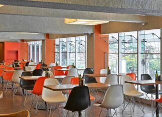 The Ultimate Dining Experience: Elevating the Ambiance of Cafes and Restaurants with 8 Premium Eames Plastic Chairs