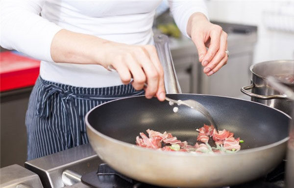 “The Ultimate Guide to Using Non-Stick Pans: Cooking Safely and Healthily”