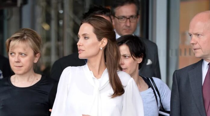 “Angelina Jolie’s Timeless Style: Mastering Elegance with 4 Simple Formulas”