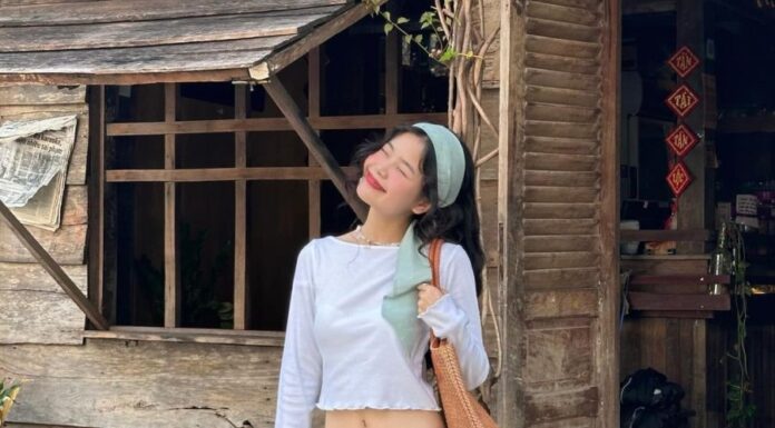 The Ultimate Guide to Timeless Style: 4 Ways to Wear a T-shirt That Will Always Flatter the Over-40 Woman