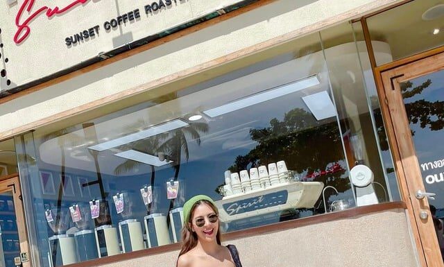 The Ultimate Guide: 4 Flirty Ways to Style Your Tube Top and Stand Out