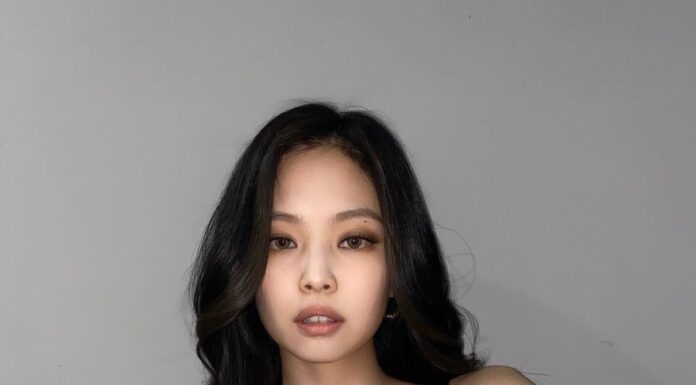 4 Ultra-Chic Ways to Style Off-Shoulder Tops to Flaunt Those Alluring Collarbones