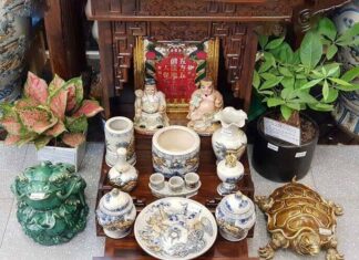 Why Do Altars to the God of Wealth Often Feature Aquatic Plants?