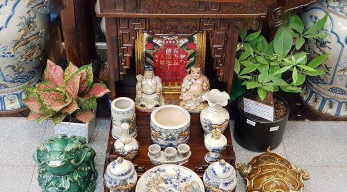 Why Do Altars to the God of Wealth Often Feature Aquatic Plants?