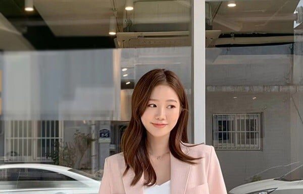 The Ultimate Guide: 4 Ways to Revamp Your Short-Sleeved Blazer for a Trendy Office Look