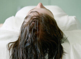 4 Things You Should Never Do With Wet Hair