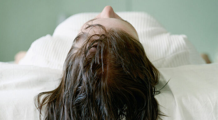 4 Things You Should Never Do With Wet Hair