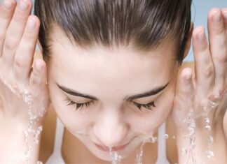 “Anti-Aging Secrets: Beauty Bloggers’ Guide to Smooth Foundation Application”