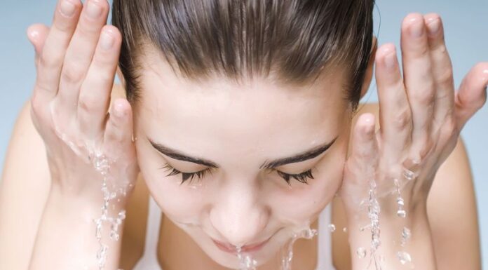 “Anti-Aging Secrets: Beauty Bloggers’ Guide to Smooth Foundation Application”