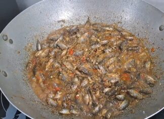 “A Tasty Treat: Cooking Spicy, Aromatic Mud Creeper Fish for a Hearty Family Meal”