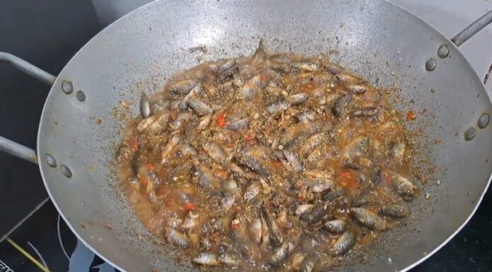 “A Tasty Treat: Cooking Spicy, Aromatic Mud Creeper Fish for a Hearty Family Meal”