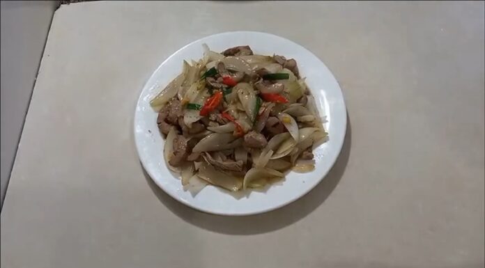 “A Tasty Adventure: Savor Crispy Pork Kidney Stir-Fry with Onion in Just a Few Simple Steps”