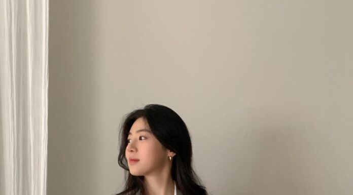 The Minimalist’s Wardrobe: 5 Essential Tops to Elevate Your Style