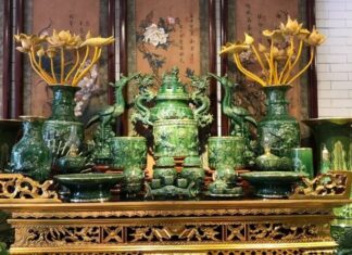 The Vase on the Ancestral Altar: Right or Left?