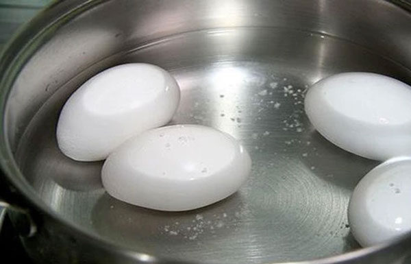 “The Secret Ingredient for Perfectly Boiled Eggs: Keep Them Crack-Free, Nutritious, and Beautiful”