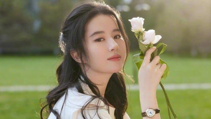 “The Secret to Crystal Liu’s Luscious Locks: Unveiling Her 3 Simple Habits”